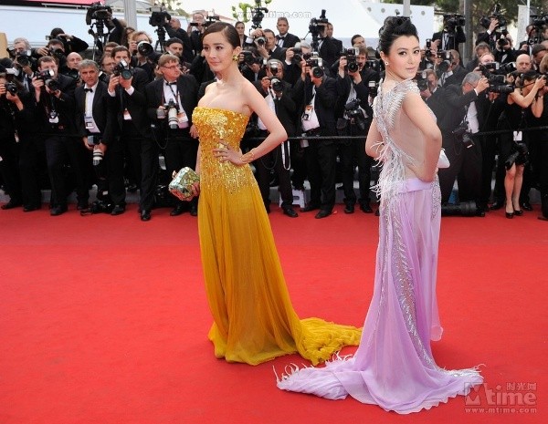 Đứng cạnh Dương Mịch còn có Trần Đình Gia, cả hai đến Cannes để quảng bá cho phim Họa bì 2 và đều xuất hiện với trang phục rất ấn tượng. Tuy nhiên, với chiếc đầm vàng lóng lánh, rõ ràng Dương Mịch nổi trội hơn. Xem thêm:Phạm Băng Băng "khuân" tứ đại mỹ nữ Trung Hoa lên thảm đỏ Cannes