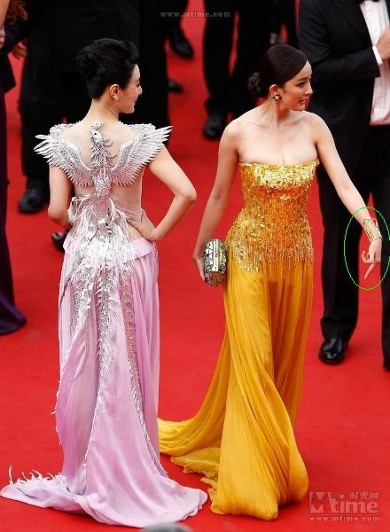 Báo chí còn chú ý đến hành động "giơ ngón trỏ" của Dương Mịch và cho rằng chị đã có thái độ ứng xử không hay khi tham dự một sân khấu quốc tế lớn như LHP Cannes.Ấy là chưa kể chiếc váy chị mặc tuy đẹp nhưng "chèn ép" vòng 1 hơi quá đà. Xem thêm:Phạm Băng Băng "khuân" tứ đại mỹ nữ Trung Hoa lên thảm đỏ Cannes