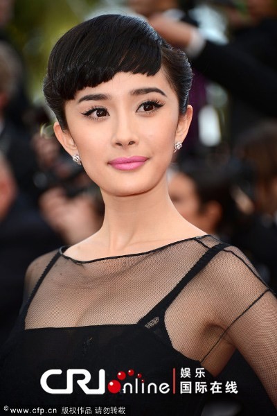 Thay đổi kiểu tóc khiến Dương Mịch trông lạ hẳn và chị cũng che chắn vòng một kín đáo hơn.(Ảnh: iOne) Xem thêm:Phạm Băng Băng "khuân" tứ đại mỹ nữ Trung Hoa lên thảm đỏ Cannes