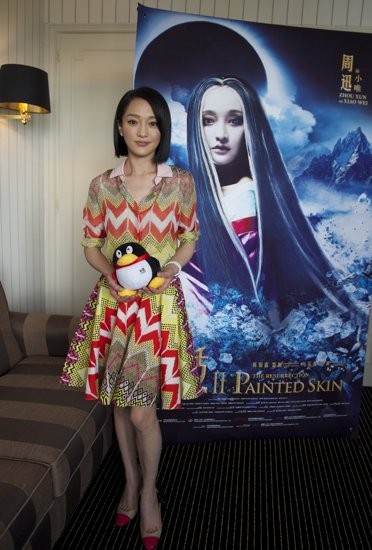Châu Tấn xuất hiện khá đơn giản và... quê mùa.(Ảnh: iOne) Xem thêm:Phạm Băng Băng "khuân" tứ đại mỹ nữ Trung Hoa lên thảm đỏ Cannes