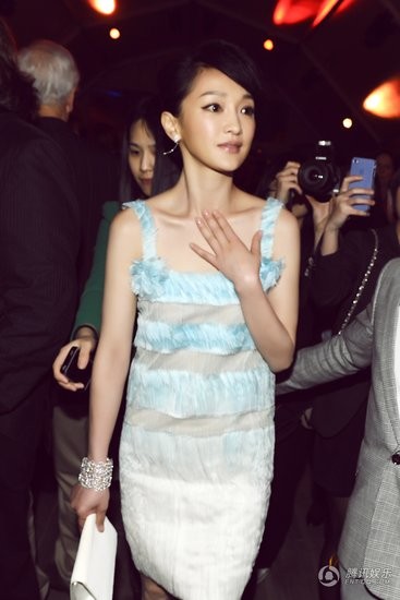 Với bộ đầm này, Châu Tấn trông xinh xắn, điệu đà và thanh lịch hơn hẳn.(Ảnh: iOne) Xem thêm:Phạm Băng Băng "khuân" tứ đại mỹ nữ Trung Hoa lên thảm đỏ Cannes