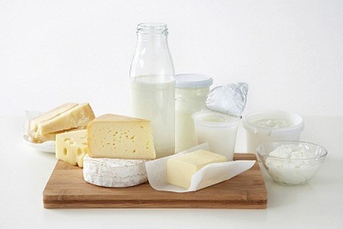 Dùng sữa và sản phẩm sữa (Bơ, phomat…), thực phẩm nhiều canxi, VitaminB, để giúp cơ thể hấp thu chất dinh dưỡng tốt nhất.(Ảnh: ITN) Xem thêm: Các món ăn - đồ uống ảnh hưởng lớn tới 'độ nam tính' của đấng mày râu