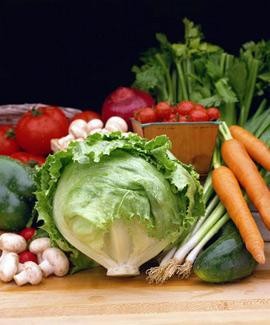Ăn nhiều thức ăn có xơ (xenlulô) như rau cải, hoa quả, ít nhất 20g/ngày để giúp tiêu hóa tốt hơn. (Ảnh: ITN) Xem thêm: Các món ăn - đồ uống ảnh hưởng lớn tới 'độ nam tính' của đấng mày râu