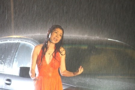 Hình ảnh rất đẹp của Thanh Thảo dưới mưa... (Ảnh: 2sao) Xem thêm: Những 'nhan sắc không tuổi' làng giải trí Hoa ngữ