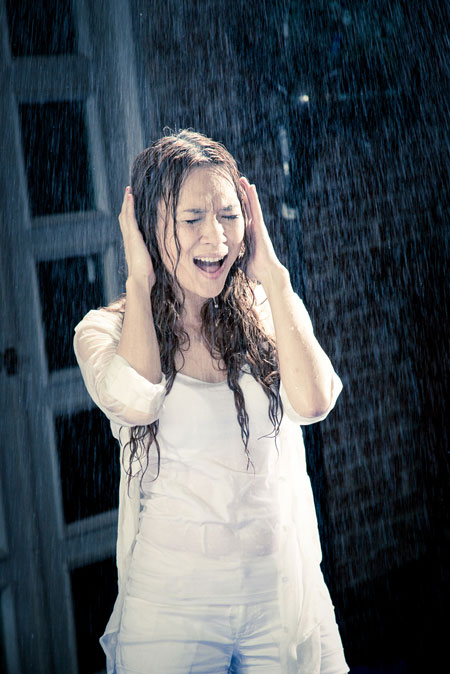 Những đợt sóng cảm xúc như vỡ òa dưới mưa... (Ảnh:2sao) Xem thêm: Những 'nhan sắc không tuổi' làng giải trí Hoa ngữ
