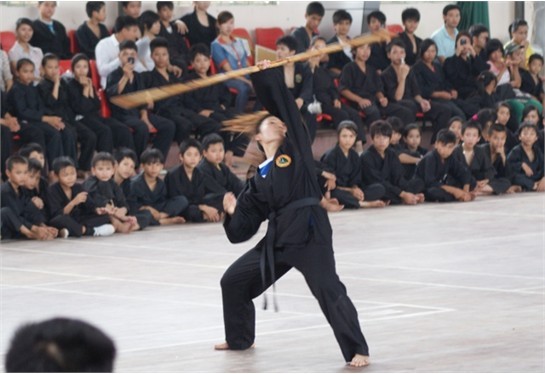 Nữ võ sinh Bình Định Gia biểu diễn bài múa gậy.