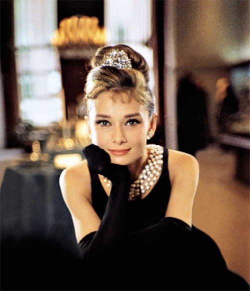 3. Audrey Hepburn: Audrey Hepburn được coi là một trong những ‘biểu tượng thời trang’ nổi tiếng nhất mọi thời đại. Phong cách của cô vẫn còn được nhiều nghệ sĩ ngày nay ‘bắt chước’, và hình ảnh cô trở thành ‘nàng thơ’ của nhiều NTK danh tiếng. Xem thêm: "Mỹ nữ Trời ban": Vẻ đẹp khiến 8 người đàn ông "rẽ ngang cuộc đời"...