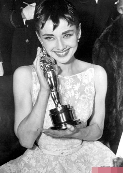 Trong thời kỳ đỉnh cao sự nghiệp, Audrey Hepburn khiến hàng triệu quý ông trên thế giới phải xao động. Xem thêm: "Mỹ nữ Trời ban": Vẻ đẹp khiến 8 người đàn ông "rẽ ngang cuộc đời"...