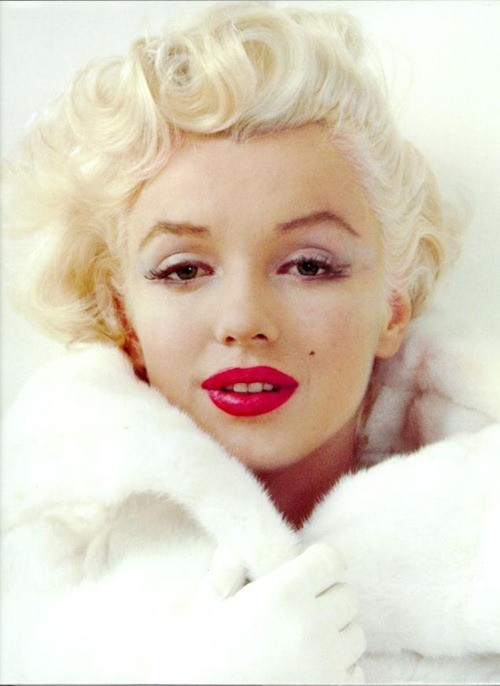 1. Marilyn Monroe: Nhắc đến những năm 50, không thể không nghĩ ngay đến ‘huyền thoại’ Marilyn Monroe. Cô là hiện thân hoàn hảo cho vẻ đẹp nữ tính, quyến rũ, được đàn ông cả thế giới khao khát. Không nghi ngờ gì Marilyn chính là một trong những ngôi sao mang tính biểu tượng và nổi tiếng nhất từng xuất hiện trên bầu trời nghệ thuật. Xem thêm: "Mỹ nữ Trời ban": Vẻ đẹp khiến 8 người đàn ông "rẽ ngang cuộc đời"...