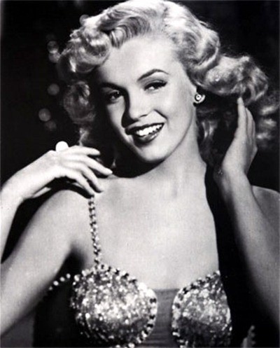 Marilyn vẫn là đề tài được nhắc đến mãi cho tới ngày nay bởi cuộc đời đầy sóng gió và cái chết gây tranh cãi. Xinh đẹp và nổi tiếng, nhưng ngôi sao này không thực sự thành công trong lĩnh vực diễn xuất và không giành được bất cứ giải thưởng nào. Xem thêm: "Mỹ nữ Trời ban": Vẻ đẹp khiến 8 người đàn ông "rẽ ngang cuộc đời"...