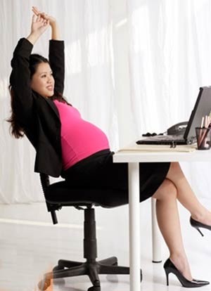 Vận động trong văn phòng làm việc: Các bà mẹ tương lai nên vận động cơ bắp mỗi giờ trong chuỗi thời gian làm việc kéo dài của mình. Có những thao tác đơn giản mà bạn có thể thực hiện ngay trong chính văn phòng. Xem thêm: Điểm danh các loại củ quả ăn nhiều dễ nhiễm độc