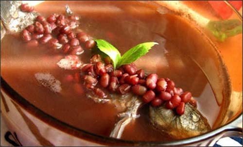 Cá chép nấu canh đậu đỏ (hạt nhỏ): An thai bổ máu, lợi tiểu tiêu thũng. Cá chép để nguyên vảy một con 500g, nấu cùng 150g đậu đỏ cho nhừ để ăn cái và nước.(Ảnh: ITN) Xem thêm: Điểm danh các loại củ quả ăn nhiều dễ nhiễm độc