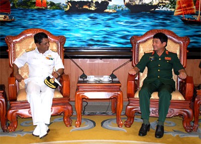 Trung tướng Võ Văn Tuấn và Chuẩn đô đốc V.Cu-ma tại buổi tiếp ngày 22/5.