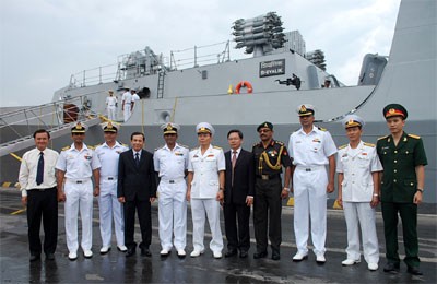 Chuẩn đô đốc V.Cu-ma chụp ảnh lưu niệm cùng đại diện hai Đoàn Việt Nam và Ấn Độ trước tàu Ins Shivalik tại Hải Phòng.