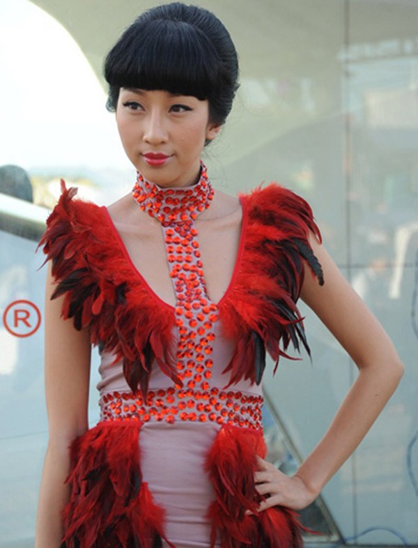 Lấp lánh, cầu kỳ nhưng có đẹp không? Xem thêm: Sao Hoa ngữ: Hành trình 10 năm "lột xác" trên thảm đỏ Cannes