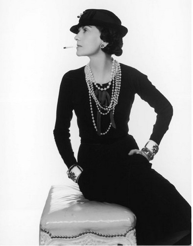 Thập niên 30 - Little Black Dress (LBD) – Chiếc váy đen huyền thoại: Không chỉ là minh chứng cho vẻ đẹp quyến rũ và lịch lãm, đằng sau LBD còn là cả một câu chuyện, một cuộc cách mạng thời trang đầy táo bạo. “Tác giả” của LBD, không ai khác, chính là “người đàn bà giải phóng phụ nữ” – Coco Chanel. Xuất hiện lần đầu trên tạp chí Vogue vào năm 1926, LBD là một minh chứng cho quan niệm của Chanel – không có vẻ đẹp nào hơn sự tự do của cơ thể. Xem thêm:Tự tạo tóc điệu xinh cho dạ tiệc cuối tuần