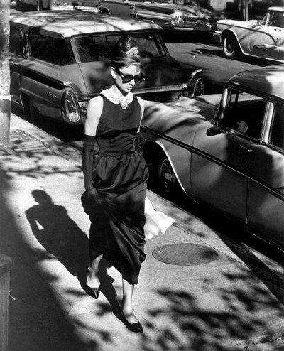 Trong xã hội phương Tây những năm 1920, khi mà phụ nữ bị trói buộc vào những lề thói cổ hủ, những trang phục “kín cổng cao tường” và màu đen được coi là gam màu tang tóc… thì Chanel “tuyên chiến” với sự hà khắc kia bằng kiểu váy đen bó sát, cắt ngắn và hở cổ. Xem thêm:Tự tạo tóc điệu xinh cho dạ tiệc cuối tuần