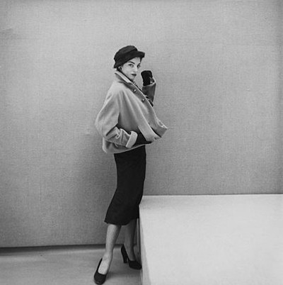 Thập niên 50 – chân váy bút chì: Đây là một trong những “phát minh” duyên dáng và có tính lịch sử nhất của Christian Dior. Nữ tính, quyến rũ và tôn dáng, thêm đường xẻ để các quý cô cảm thấy thoải mái và năng động hơn. Xem thêm:Tự tạo tóc điệu xinh cho dạ tiệc cuối tuần