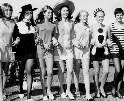 Thập niên 60 – trẻ trung với mini skirt: hiết kế của Mary Quant, lấy cảm hứng từ phong trào nổi loạn của giới trẻ Âu Mỹ vào thập niên 60, và mau chóng trở thành trang phục được các cô gái trẻ “săn đuổi” nhiều nhất ... Xem thêm:Tự tạo tóc điệu xinh cho dạ tiệc cuối tuần
