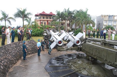 Các tùy viên quân sự nước ngoài tại Việt Nam theo dõi việc lắp ghép tên lửa vào bệ phóng