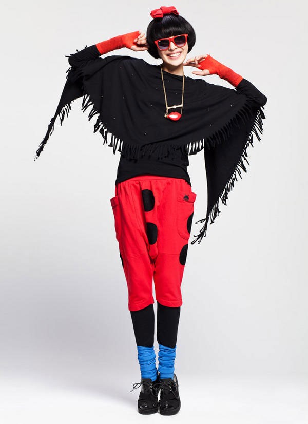 Một chiếc quần thùng thình kiểu Alibaba thật phong cách, cá tính. (Ảnh: 24h) Xem thêm: Nhức mắt với áo quần ""chim công lòe loẹt"" của chị Lều