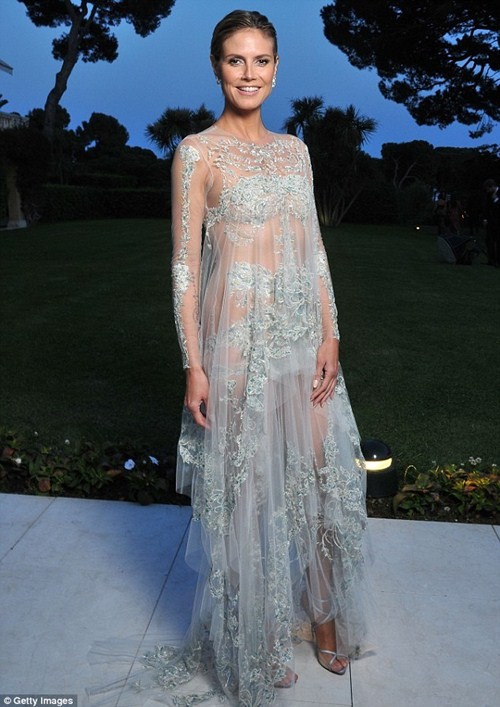 Heidi Klum 'mong manh' trong váy trong suốt thêu hoa quyến rũ Xem thêm: Sao Hoa ngữ: Hành trình 10 năm "lột xác" trên thảm đỏ Cannes