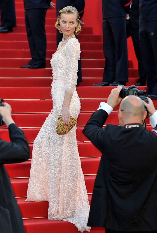 Siêu mẫu Eva Herzigova gợi cảm vơi đầm ren trắng thướt tha Xem thêm: Sao Hoa ngữ: Hành trình 10 năm "lột xác" trên thảm đỏ Cannes