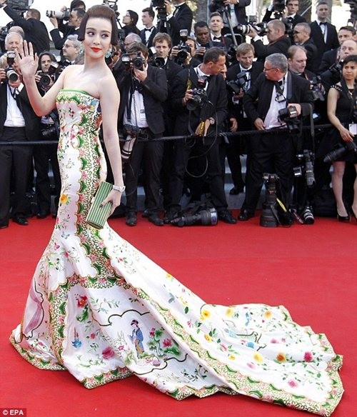 7. Họa tiết phương đông hút mắt Xem thêm: Sao Hoa ngữ: Hành trình 10 năm "lột xác" trên thảm đỏ Cannes