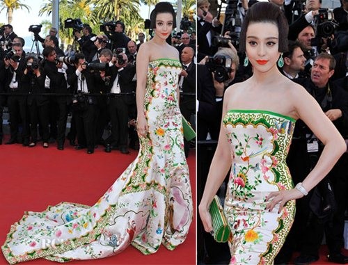 'Ngọc nữ' Phạm Băng Băng xuất hiện tại ngày thứ 1 LHP Cannes và làm tất cả những người có mặt phải trầm trồ vì chiếc váy họa tiết gốm sứ đậm chất Á Đông và máu tóc mô phỏng geisha Xem thêm: Sao Hoa ngữ: Hành trình 10 năm "lột xác" trên thảm đỏ Cannes