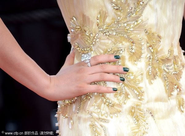 Lý Băng Băng với váy màu kem trang nhã đính hạt lấp lánh hình chim phượng Xem thêm: Sao Hoa ngữ: Hành trình 10 năm "lột xác" trên thảm đỏ Cannes