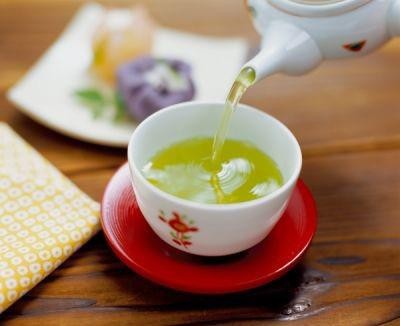 Các nhà khoa học ở Nhật bản đã kết luận 90% các bệnh nhân đau khớp uống nước chè xanh kết hợp với tinh dầu tỏi trong bữa ăn đã khỏi bệnh đau khớp. Xem thêm: Những lợi ích không ngờ của cá chép đối với sức khỏe