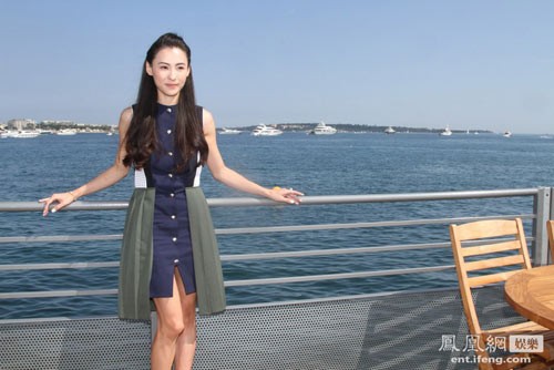 Trong một buổi chụp ảnh cho báo giới Pháp, Trương bá Chi chọn một trang phục khá khó hiểu. Xem thêm:Sao Hoa ngữ: Hành trình 10 năm "lột xác" trên thảm đỏ Cannes