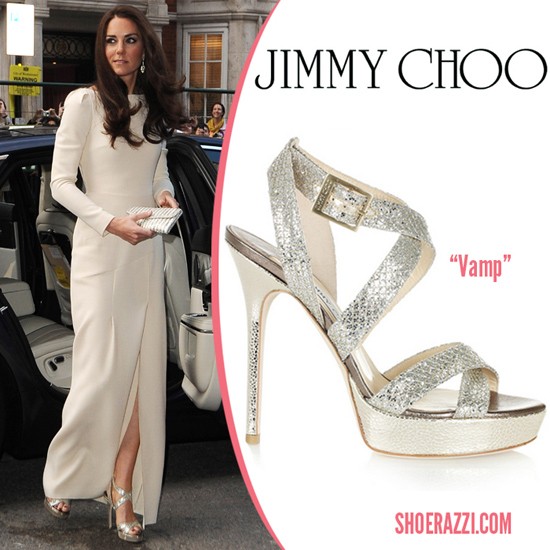 Công nương Kate Middleton chọn đôi xăng đan quai bạc Jimmy Choo với bộ váy trắng đẹp miễn chê. Nó có giá khoảng 16,5 triệu VNĐ. Xem thêm: Soi "Anh" giày tên Tây họ Triệu của Sao Việt