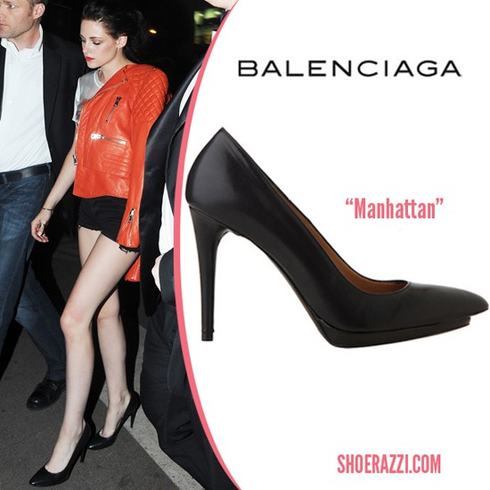 Đôi Balenciaga của Kristen Stewart cũng có mức giá tương đương. Nó được thiết kế cách điệu với phần đế thụt vào trong so với mũi giày nhằm tạo dáng mảnh mai. Xem thêm: Soi "Anh" giày tên Tây họ Triệu của Sao Việt
