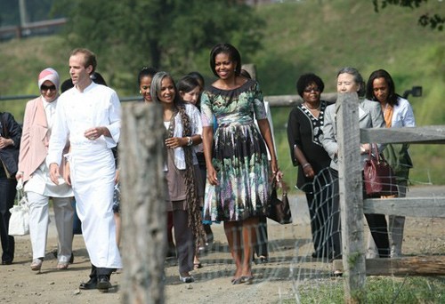 Vào tháng 9/2010, quý bà Obama tiếp tục diện lại chiếc váy này trong chuyến đi thăm khu vường thảo mộc tại đồi Pocantico, New York. Xem thêm:Chọn váy cho cô nàng công sở cá tính