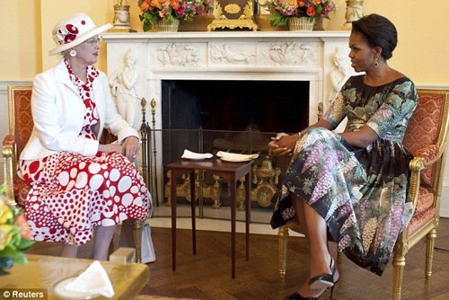 Chiếc váy quả thực rất linh hoạt khi chỉ cần thay đổi một chút phụ kiện với giày mũi nhọn màu đen, hoa tai hình giọt nước là Michelle Obama có thể diện nó để tiếp nữ hoàng Đan Mạch tại Nhà Trắng Xem thêm:Chọn váy cho cô nàng công sở cá tính