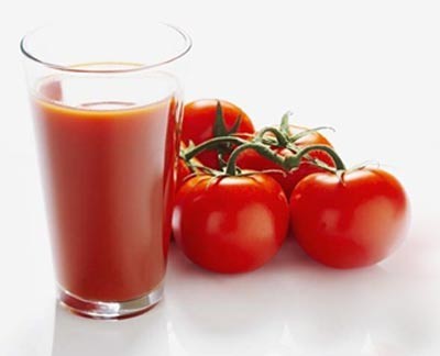 Uống nước ép cà chua: Uống nước ép cà chua: Nước cà chua là loại nước trái cây giàu vitamin, khoáng chất, lại có tác dụng hạn chế quá trình tiết mồ hôi. Các chuyên gia khuyên bạn nên uống một cốc nước cà chua mỗi ngày để cải thiện tình hình. Xem thêm: Ăn những thực phẩm này, coi chừng bị "tẩy chay" vì... hôi miệng