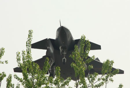 Máy bay chiến đấu tàng hình tầm trung thứ hai J-60 có thể cạnh tranh được với máy bay F-35 đa năng của Mỹ. (Ảnh máy bay J-20 bay thử nghiệm)