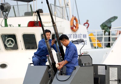 Nhân viên kỹ thuật tàu CSB 2008 Vùng 1 Cảnh sát biển bảo dưỡng vũ khí sau chuyến ra khơi.