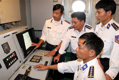 Thượng úy Lê Văn Quế - Thuyền trưởng tàu CSB 2008 (ngoài cùng, bên phải) kiểm tra hệ số an toàn của máy trước lúc lên đường làm nhiệm vụ.