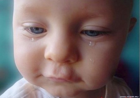 Bé đói: Đói luôn là lý do hiển nhiên, dễ hiểu làm cho bé khóc. Một trong những cách giúp bạn nhận ra con muốn ăn là bé bắt đầu ngọ nguậy, làm ồn và rúc rúc vào ngực bạn (nếu bạn cho bé bú). Xem thêm: Điểm mặt những thực phẩm tốt nhất cho bữa sáng của trẻ