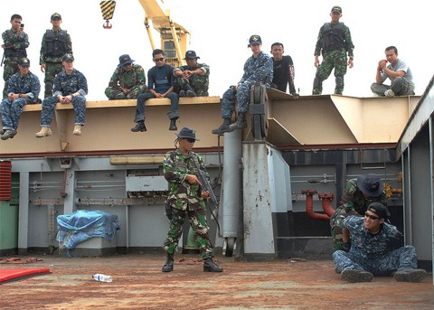 Lính Mỹ tình nguyện làm "quân xanh" cho binh sĩ Indonesia rèn kỹ năng khống chế đối phương. Ảnh: US Navy