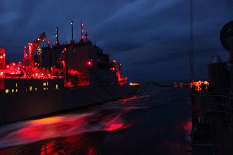 Tàu USS Vandegrift được tiếp liệu trong đêm trên biển Java từ tàu USNS Washington Chambers. Ảnh: US Navy