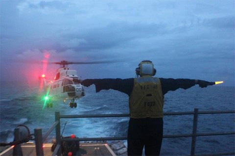 Một chiếc trực thăng chuẩn bị đáp xuống boong tàu USS Vandegrift. Ảnh: US Navy