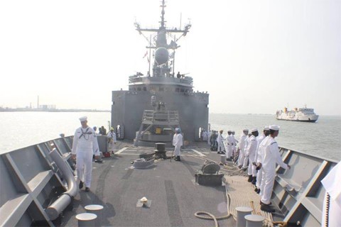 Các thủy thủ Mỹ trên boong tàu USS Vandegrift. Ảnh: Kaskus