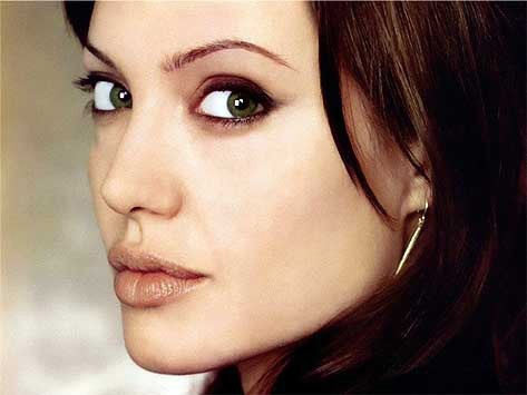 Angelina Jolie sinh ngày 4/6/1975, cô được xem là một trong những minh tinh màn bạc lừng danh của hollywood Xem thêm: Bí quyết "eo thon thả, dáng ngọc ngà" của 10 đại mỹ nhân Trung Hoa