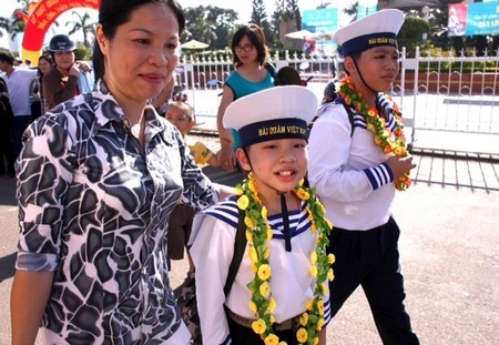 Hăng hái lên đường học làm chiến sĩ hải quân Việt Nam.