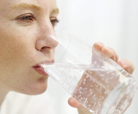 Súc miệng bằng nước muối ấm. Cách này sẽ giúp bạn tiêu diệt được các vi khuẩn trong miệng gây đau họng Xem thêm: Những điều đấng mày râu cần biết khi tập thể hình