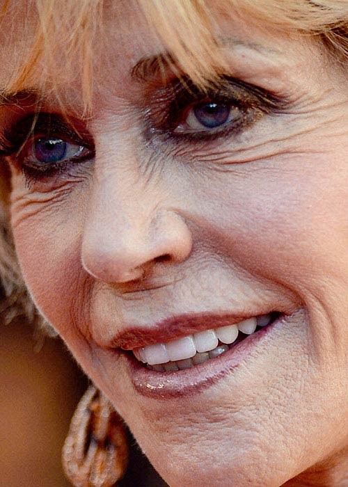 Jane Fonda để lộ những nếp nhăn nheo trên mặt như một "cụ già" của làng sao Xem thêm:Cận cảnh: mặc mộc xinh xắn của Katy Perry