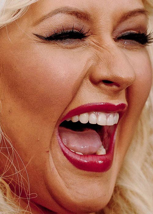 Christina Aguilera cũng đã bắt đầu xuất hiện những nếp nhăn của thời gian Xem thêm:Cận cảnh: mặc mộc xinh xắn của Katy Perry